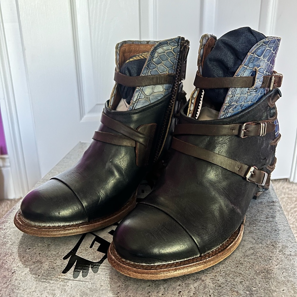 Freebird CRUE in navy/multi